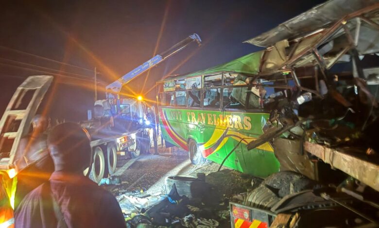 Le bus Opit Travellers et le camion accidentés à Bobi Trading Centre en Ouganda