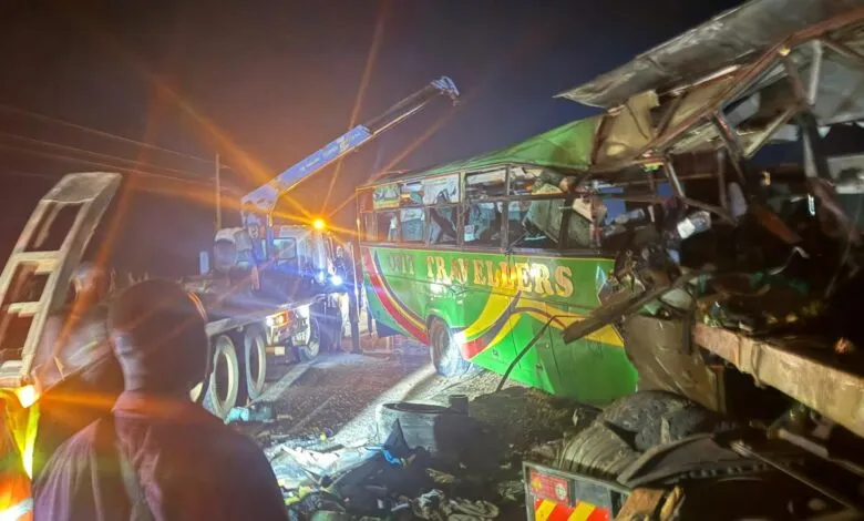 Le bus Opit Travellers et le camion accidentés à Bobi Trading Centre en Ouganda