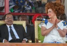 Paul Biya assis aux côtés de Chantal Biya lors d’un meeting au Cameroun