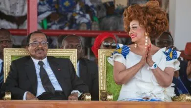 Paul Biya assis aux côtés de Chantal Biya lors d’un meeting au Cameroun