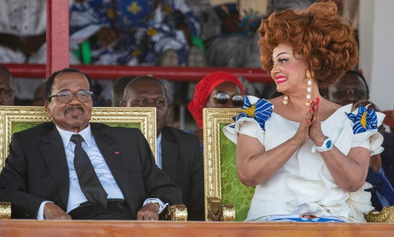 Paul Biya assis aux côtés de Chantal Biya lors d’un meeting au Cameroun