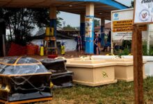 Cercueils à l’extérieur d’un hôpital en RDC lors d’une flambée d’Ebola