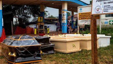 Cercueils à l’extérieur d’un hôpital en RDC lors d’une flambée d’Ebola