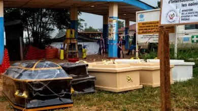 Cercueils à l’extérieur d’un hôpital en RDC lors d’une flambée d’Ebola