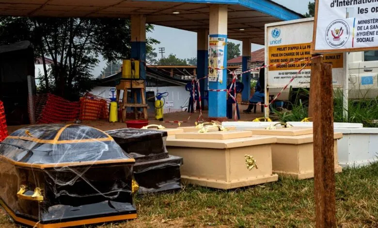 Cercueils à l’extérieur d’un hôpital en RDC lors d’une flambée d’Ebola