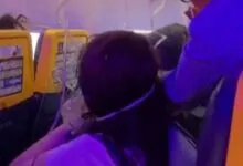Passagers avec des masques à oxygène dans la cabine du vol Ryanair FR1879