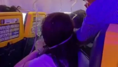 Passagers avec des masques à oxygène dans la cabine du vol Ryanair FR1879