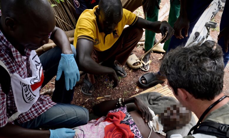 Scène de crise humanitaire au Soudan du Sud avec visage anonymisé