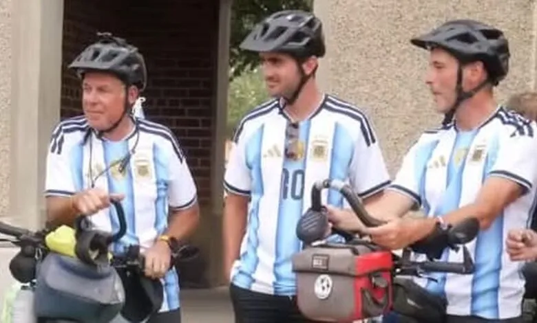 Trois supporters argentins à vélo pour rejoindre le Mondial 2026 et tenter de rencontrer Lionel Messi