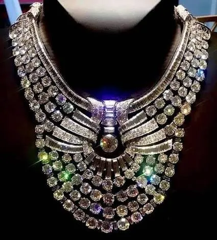 Le collier de 673 diamants d'une reine égyptienne volé dans un musée
