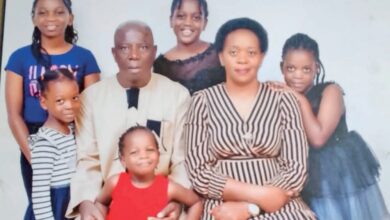 Son mari prend une seconde épouse, une mère poignarde ses cinq enfants, en tuant deux