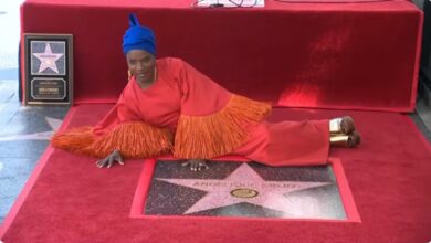 Angélique Kidjo pose près de son étoile sur le Hollywood Walk of Fame