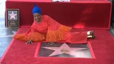 Angélique Kidjo pose près de son étoile sur le Hollywood Walk of Fame