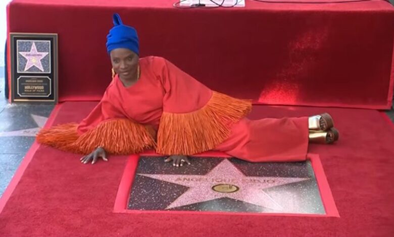 Angélique Kidjo pose près de son étoile sur le Hollywood Walk of Fame