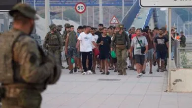 Des migrants escortés par des soldats espagnols à Ceuta