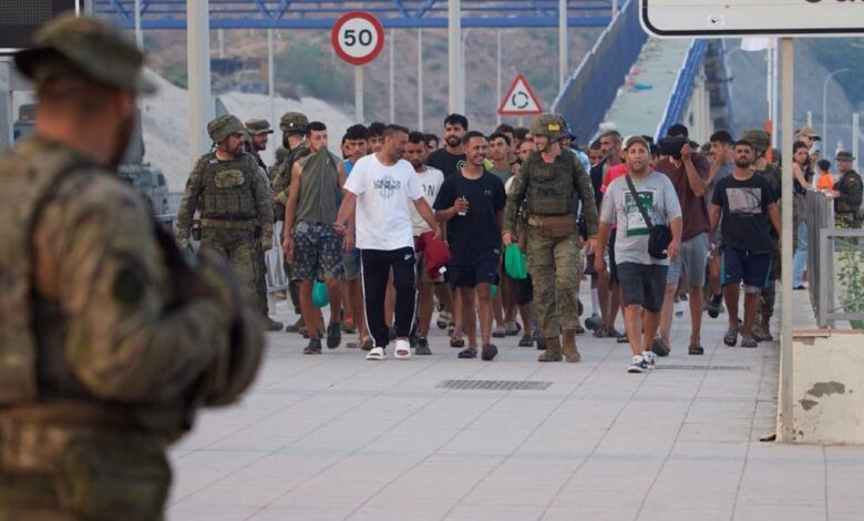 Des migrants escortés par des soldats espagnols à Ceuta