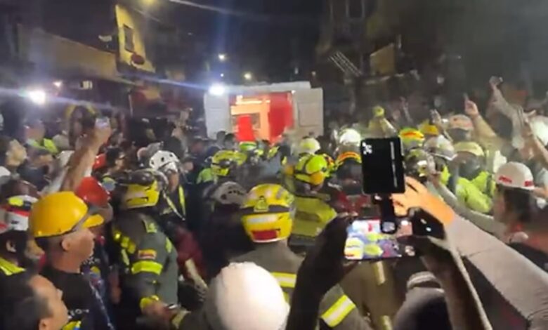 Secouristes lors du sauvetage d’une femme à Pereira en Colombie