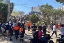 Secouristes et habitants devant un bâtiment effondré après le séisme en Colombie