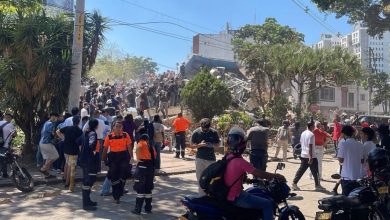 Secouristes et habitants devant un bâtiment effondré après le séisme en Colombie