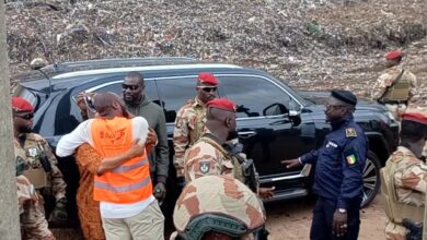 Mamadi Doumbouya lors de sa visite à la décharge de Dar-es-Salam à Conakry