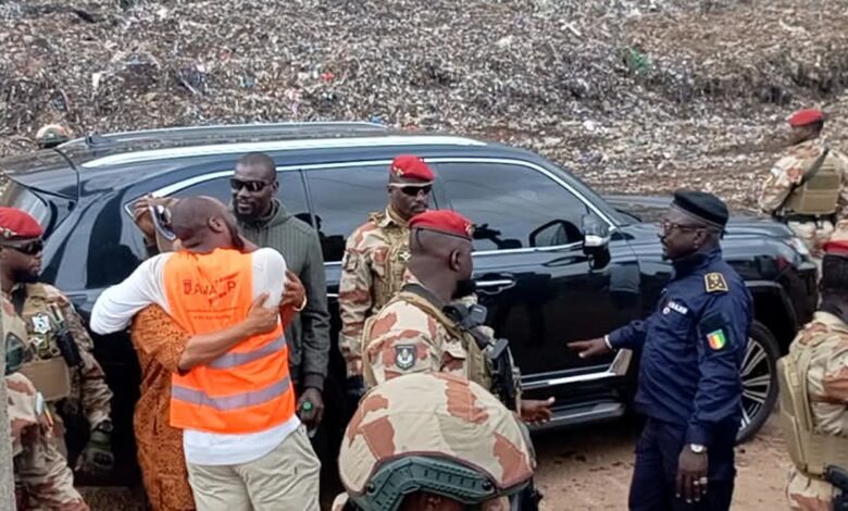 Mamadi Doumbouya lors de sa visite à la décharge de Dar-es-Salam à Conakry