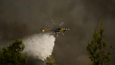 Un hélicoptère largue de l'eau sur un incendie près d'Athènes