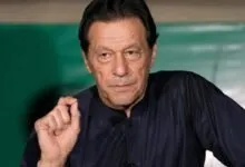 Imran Khan lors d’une conférence de presse à Lahore