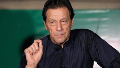 Imran Khan lors d’une conférence de presse à Lahore