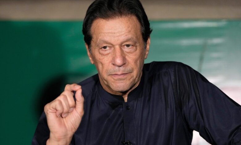 Imran Khan lors d’une conférence de presse à Lahore