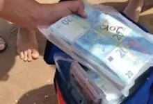 Des liasses de billets récupérées sur une plage en Sicile