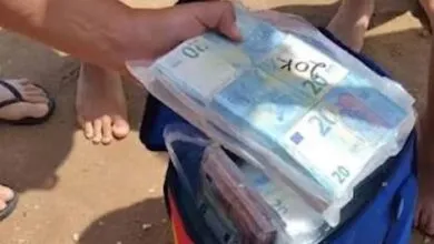 Des liasses de billets récupérées sur une plage en Sicile