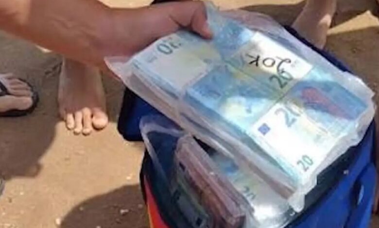 Des liasses de billets récupérées sur une plage en Sicile