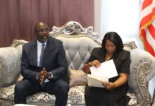 Jewel Howard-Taylor assise aux côtés de George Weah au Liberia