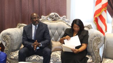 Jewel Howard-Taylor assise aux côtés de George Weah au Liberia