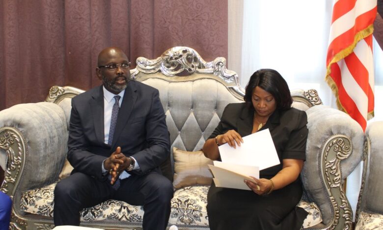 Jewel Howard-Taylor assise aux côtés de George Weah au Liberia
