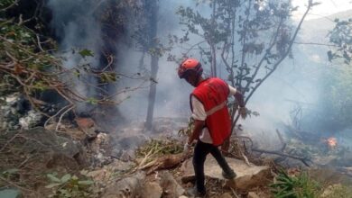 Secouriste sur le site du crash d’hélicoptère près du mont Ololokwe au Kenya
