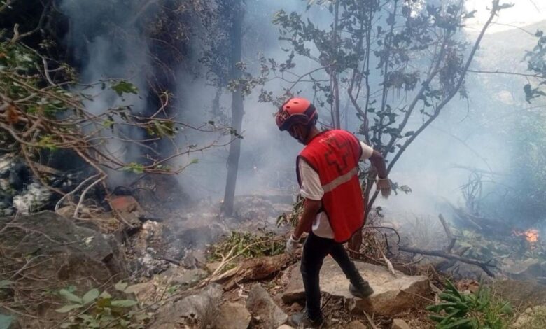 Secouriste sur le site du crash d’hélicoptère près du mont Ololokwe au Kenya
