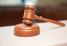Marteau de juge illustrant l’enquête sur les violences à Kossandji