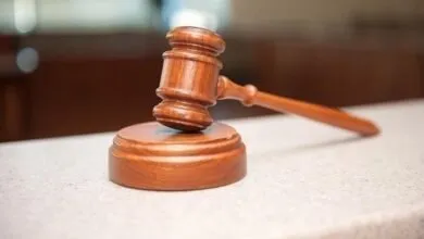 Marteau de juge illustrant l’enquête sur les violences à Kossandji