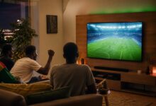 Supporters sénégalais regardant un match de football à la télévision