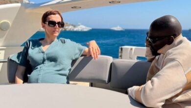 Mamadi Doumbouya et son épouse sur un bateau pendant leur séjour en Grèce