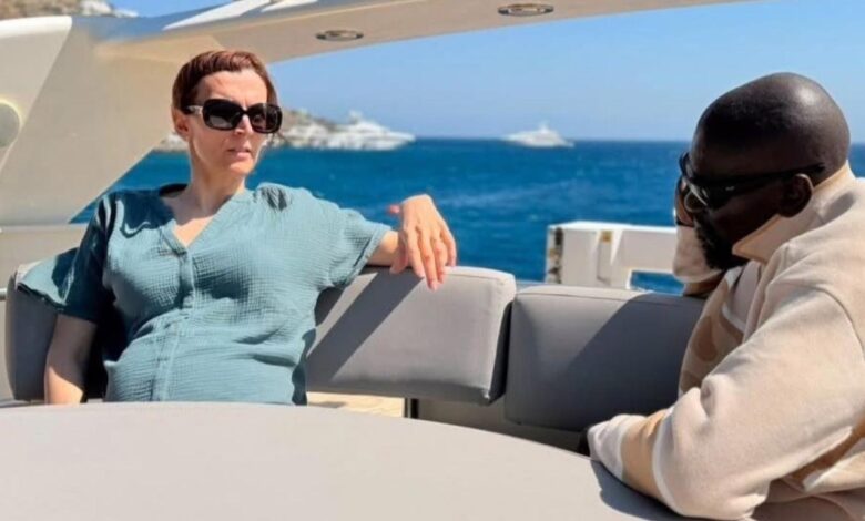 Mamadi Doumbouya et son épouse sur un bateau pendant leur séjour en Grèce