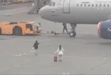 Deux passagères marchent vers un avion d’Aeroflot sur le tarmac de l’aéroport de Sheremetyevo