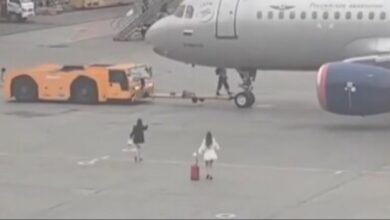 Deux passagères marchent vers un avion d’Aeroflot sur le tarmac de l’aéroport de Sheremetyevo
