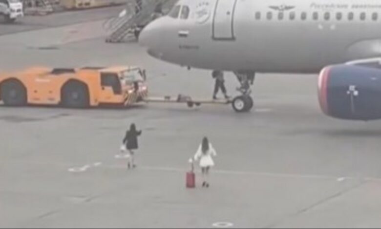 Deux passagères marchent vers un avion d’Aeroflot sur le tarmac de l’aéroport de Sheremetyevo