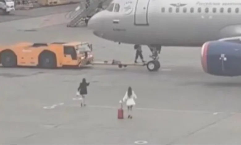 Deux passagères marchent vers un avion d’Aeroflot sur le tarmac de l’aéroport de Sheremetyevo
