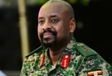 Muhoozi Kainerugaba en uniforme militaire