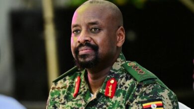 Muhoozi Kainerugaba en uniforme militaire