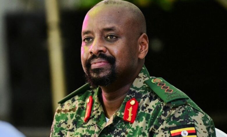 Muhoozi Kainerugaba en uniforme militaire