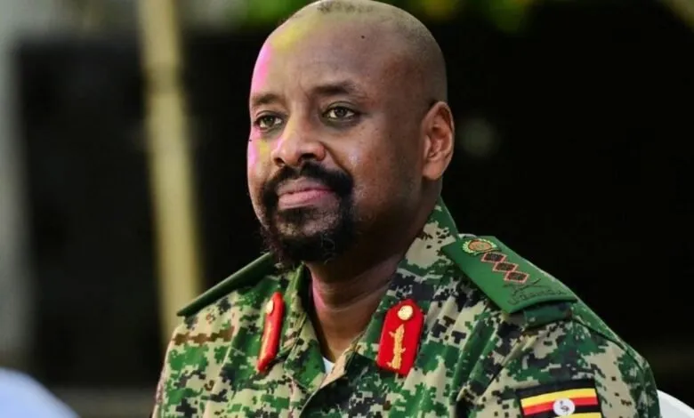 Muhoozi Kainerugaba en uniforme militaire